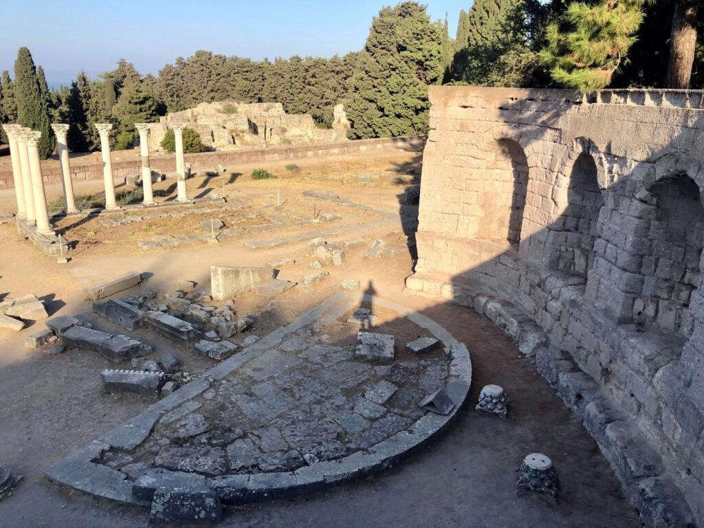 Vyklenek_(exedra)_se_sedadly